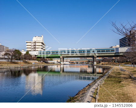 旧中川を横断して設置されている都営地下鉄「東大島駅」の全景 134552006