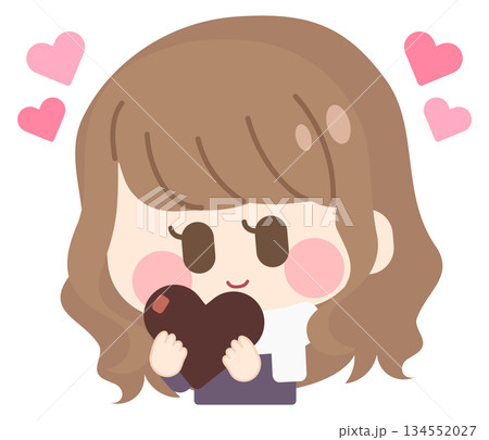 ハート型のチョコレートを大切そうに抱きしめる女の子 134552027