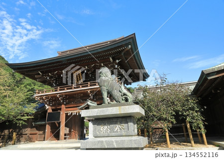 快晴の青空の下の宮地嶽神社の楼門の和の風景 快晴の青空の下の宮地嶽神社の楼門の和の風景 134552116