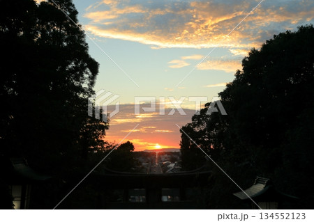 宮地嶽神社から眺めた玄界灘へ沈んでいく夕日の景色 134552123