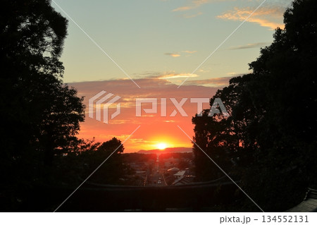 宮地嶽神社の光の道の向こうに沈む夕日の眺め 134552131