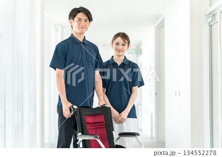 病院,介護施設,デイサービスで働くケアマネージャー,理学療法士,作業療法士の介護職員 病院,介護施設,デイサービスで働くケアマネージャー,理学療法士,作業療法士の介護職員 134552278