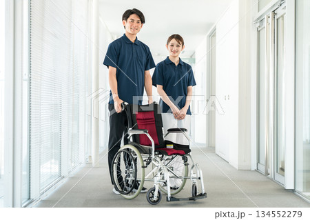 病院,介護施設,デイサービスで働くケアマネージャー,理学療法士,作業療法士の介護職員 134552279