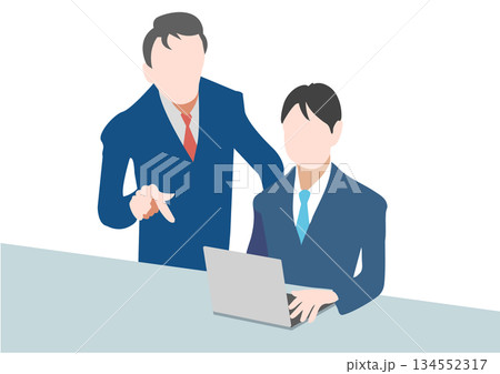 ノートパソコンの前で部下の指示を出す上司 ノートパソコンの前で部下の指示を出す上司 134552317