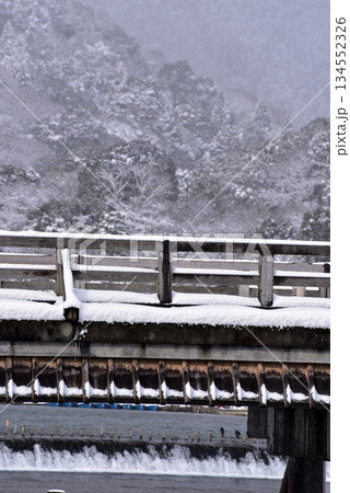 雪に覆われた渡月橋 134552326
