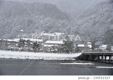 雪に覆われた渡月橋 雪に覆われた渡月橋 134552327