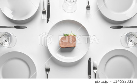 白いテーブルに並ぶカトラリーとフォアグラ　generative ai 134552332