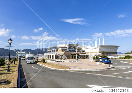 長崎県新上五島町有川郷の有川港フェリーターミナルと鯨賓館ミュージアム 長崎県新上五島町有川郷の有川港フェリーターミナルと鯨賓館ミュージアム 134552548