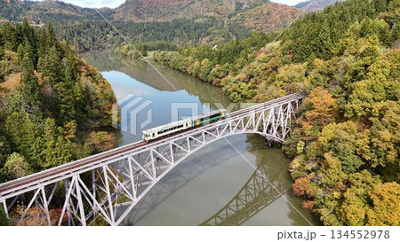 奥会津 鉄道旅行│秋の鉄橋を渡るローカル線│三島町 奥会津 鉄道旅行│秋の鉄橋を渡るローカル線│三島町 134552978