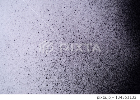 黒色のスプレー塗料の背景 134553132