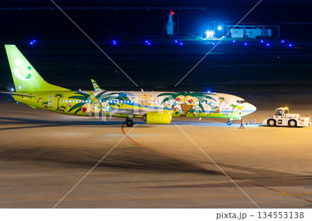 ソラシドエアB737-800夜間タキシング ソラシドエアB737-800夜間タキシング 134553138