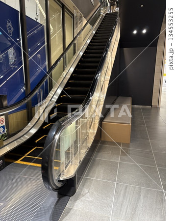 ショッピングセンターのエスカレーター横にある休憩所 ショッピングセンターのエスカレーター横にある休憩所 134553255