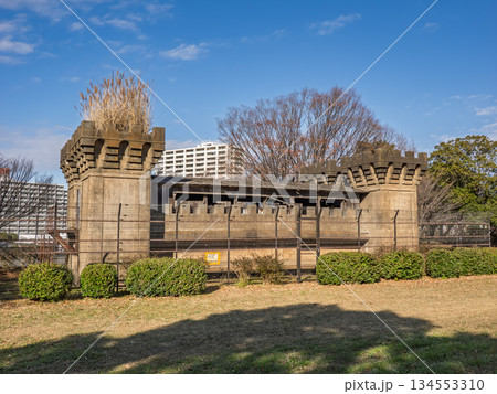 上部のみ地上に出たまま保存されている「旧小松川閘門」（東京都江戸川区） 134553310