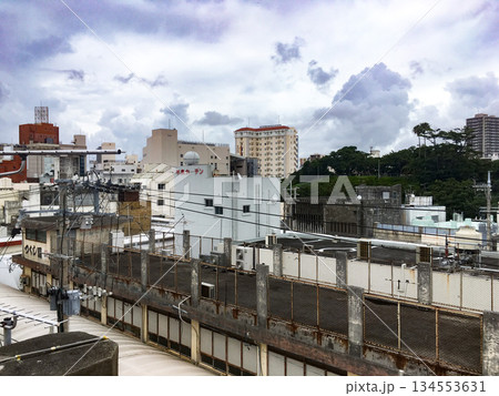 那覇市中心部 牧志市場周辺の街並みと建物風景 沖縄の都市景観 那覇市中心部 牧志市場周辺の街並みと建物風景 沖縄の都市景観 134553631