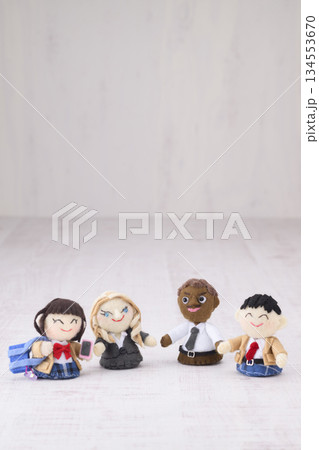 高校生と外国人講師の人形 134553670
