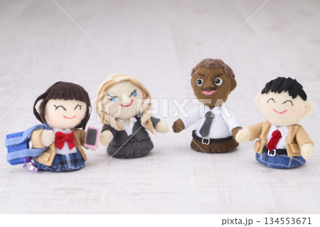 高校生と外国人講師の人形 高校生と外国人講師の人形 134553671