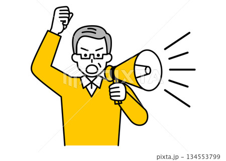 拡声器で抗議する年配の男性 134553799
