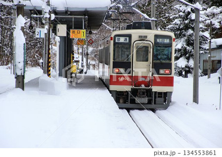 雪化粧の『会津高原尾瀬口』駅にて… 【6050系】やがビーカー 134553861