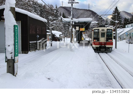 雪化粧の『会津高原尾瀬口』駅にて… 【6050系】やがビーカー 134553862