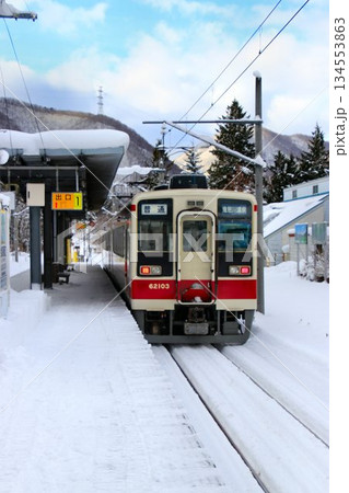 雪化粧の『会津高原尾瀬口』駅にて… 【6050系】やがビーカー 134553863