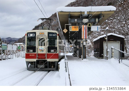 雪化粧の『会津高原尾瀬口』駅にて… 【6050系】やがビーカー 134553864