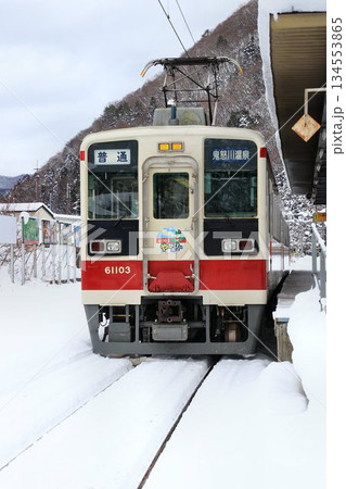 雪化粧の『会津高原尾瀬口』駅にて… 【6050系】やがビーカー 134553865