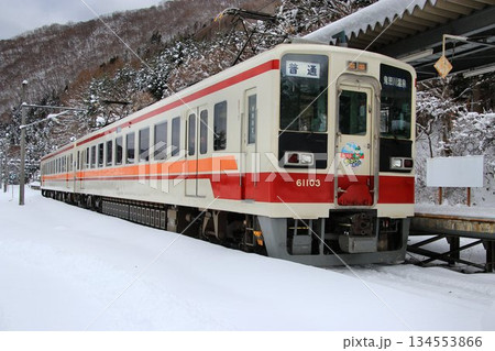 雪化粧の『会津高原尾瀬口』駅にて… 【6050系】やがビーカー 134553866