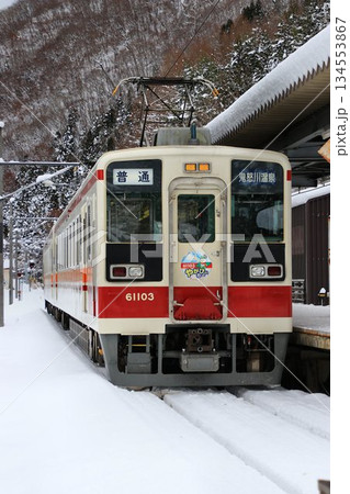 雪化粧の『会津高原尾瀬口』駅にて… 【6050系】やがビーカー 134553867