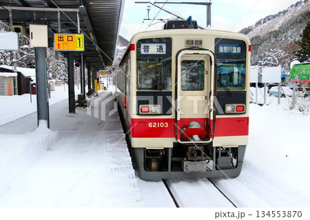 雪化粧の『会津高原尾瀬口』駅にて… 【6050系】やがビーカー 134553870