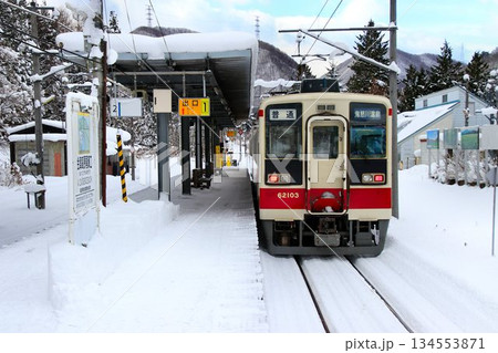 雪化粧の『会津高原尾瀬口』駅にて… 【6050系】やがビーカー 雪化粧の『会津高原尾瀬口』駅にて… 【6050系】やがビーカー 134553871