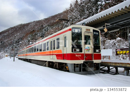雪化粧の『会津高原尾瀬口』駅にて… 【6050系】やがビーカー 134553872
