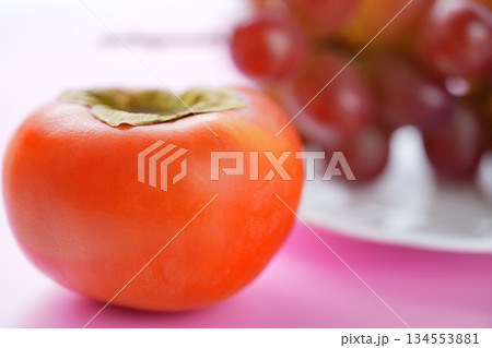 富有柿のオレンジと赤い宝石のようなクイーンルージュ(大人可愛いピンク背景) - 季節を楽しむシーンに 134553881