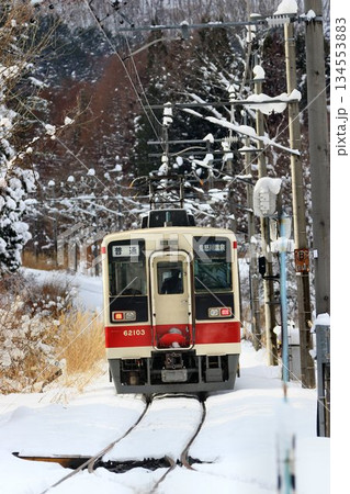 雪化粧の『会津高原尾瀬口』駅を発車した… 【6050系】 134553883