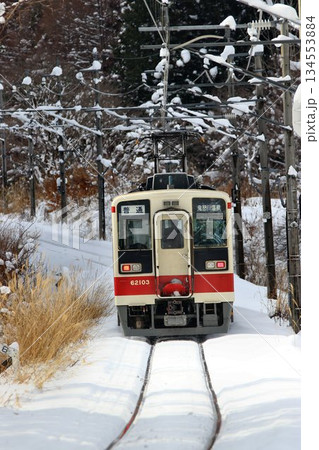 雪化粧の『会津高原尾瀬口』駅を発車した… 【6050系】 134553884