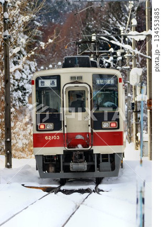 雪化粧の『会津高原尾瀬口』駅を発車した… 【6050系】 134553885