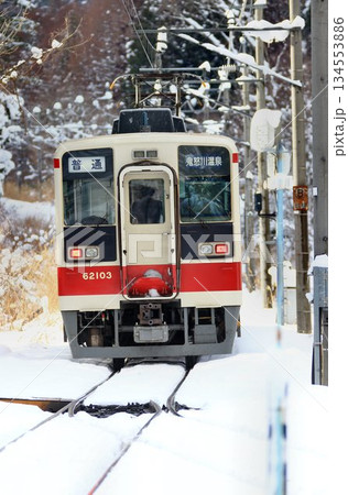 雪化粧の『会津高原尾瀬口』駅を発車した… 【6050系】 134553886