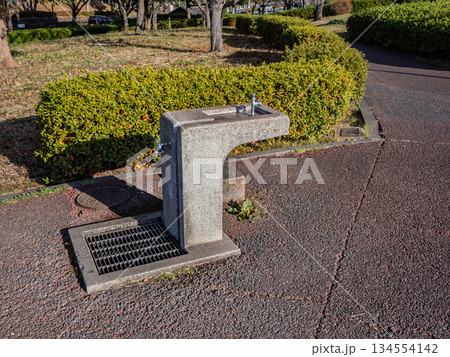 冬の公園の水飲み場 134554142