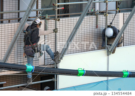マンション解体現場の作業員 マンション解体現場の作業員 134554484