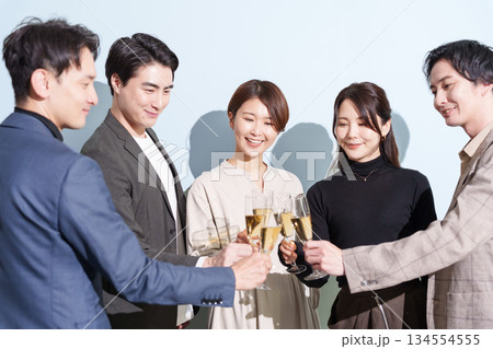 パーティーで乾杯する男女（飲み会・忘年会） 134554555
