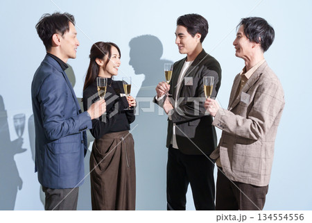 婚活パーティーで話す30代男女 134554556