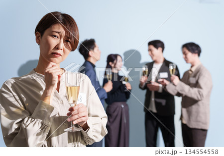 婚活パーティーで失敗する30代女性 134554558
