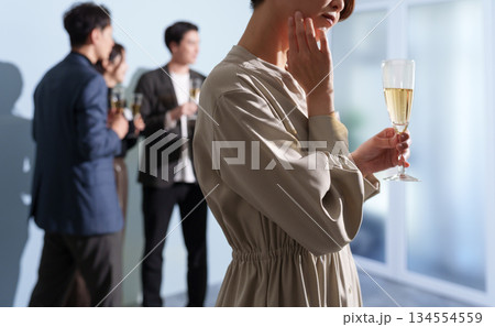 婚活パーティーで失敗する30代女性 婚活パーティーで失敗する30代女性 134554559