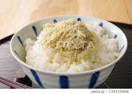 とろろ昆布とご飯 134555608
