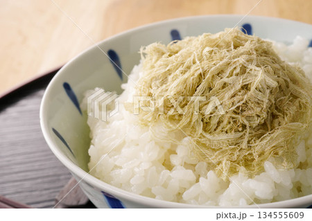 とろろ昆布とご飯 134555609
