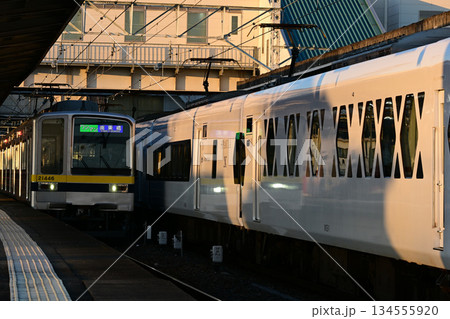 新鹿沼駅でスペーシアXを先に行かせる南栗橋行き普通電車 134555920