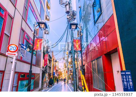 日本の東京都市景観 伝統とモダンが交差する…情緒漂う街。情緒あふれる神楽坂。本多横丁などを望む 日本の東京都市景観 伝統とモダンが交差する…情緒漂う街。情緒あふれる神楽坂。本多横丁などを望む 134555937