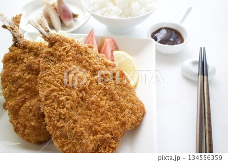 盛り付けられたアジフライ定食 134556359