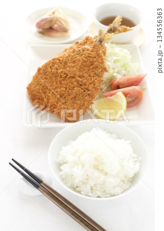 盛り付けられたアジフライ定食 134556363