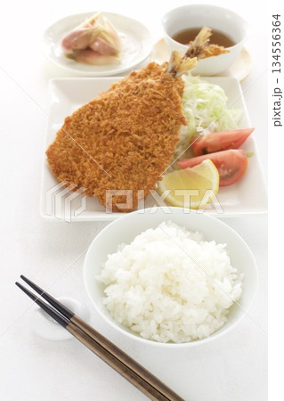 盛り付けられたアジフライ定食 134556364