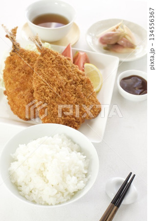 盛り付けられたアジフライ定食 盛り付けられたアジフライ定食 134556367